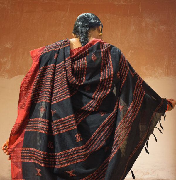 Black Saree with Red Temple Border - Image 2